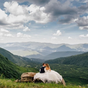 In life there are moments when we forget any problems. This is the best time for harmony, privacy and enjoying the company of a loved one. Paul and Catherine gave each other the opportunity. They will remember these beautiful places of native Ukraine - open spaces and clean air of the Carpathians!