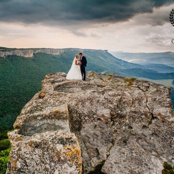 Newlyweds Michael and Tatiana are on the top of the ridge Mangup Kale. Now the beauty of the landscape is decorated with a dramatic sky. After a few moments begin the heavy rain. We are waiting for Extreme descent on a steep slope on the SUV, drifts and turns! It is an adventure to remember. It was great!