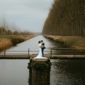 This image is taken in Damme, close to Bruges (Belgium). We took the risk to place our beautiful couple on this small edge. Such an amazing result.