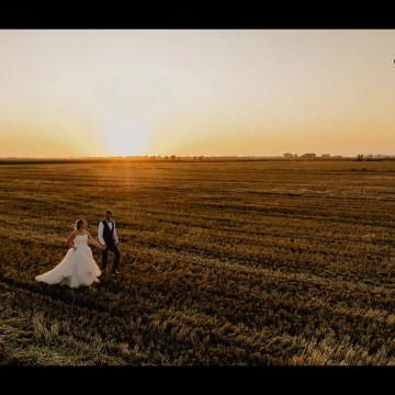 It was fantastic to have a couple like Isabelle & Matthias. We love to work with drones. We saw this setting and the golden hour, the idea of this lovely picture was born.