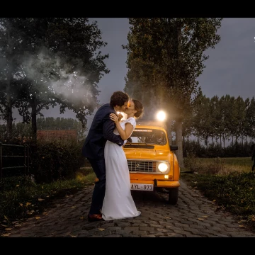 Aurélie & Oliver wanted something special for their wedding day! At the end of the night, we found a beautiful spot, we used the wedding car as background and we made some art.