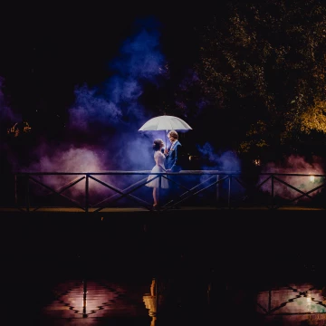 The couple Soetkin and Wim had a beautiful wedding day last year...The bridge was perfect to experiment with smoke bombs and backlights... 