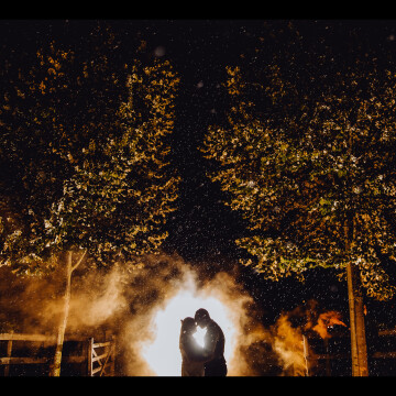 An orange smoke bomb created this magical effect. We placed the couple in the middle of the two trees to have a symmetrical image. 