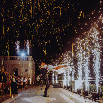 In the summer of 2020, we went to Rome for a destination wedding. Despite covid-19,  Aurelie + Benjamin just rocked their first dance! 