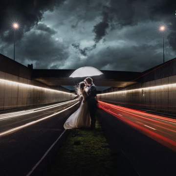 Lisa and Ruben won our giveaway: a creative wedding shoot in Bruges. We did this wedding shoot on a busy street. We are ready to experiment again with some couples... 