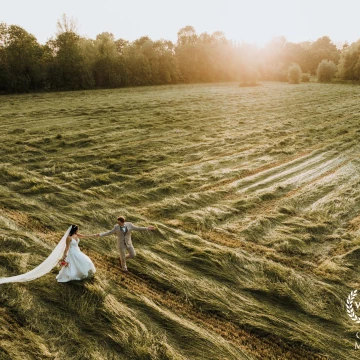 Sometimes a wedding is all about luck. This day we had it all: beautiful weather, a lovely golden hour and a farmer that just mowed the grass.