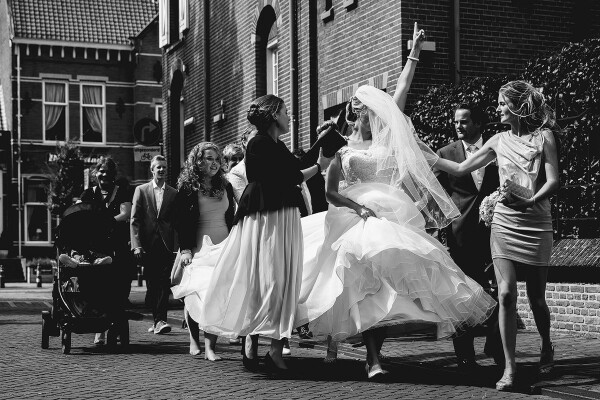 This lovely and relaxed Bride didn’t worry about the weather, the wind and her wedding dress. She was enjoying her wedding day! As the wind was taking her wedding veil, she embraced the moment and had a laugh.