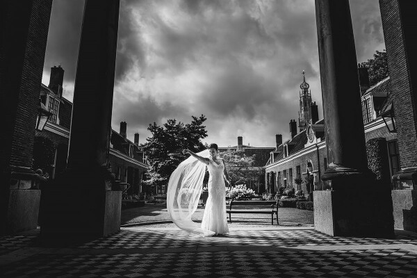 This wedding in Haarlem in The Netherlands was on a cloudy and sunny day in September. Behind the streets there are little city gardens, so beautiful. We walked through these gates and I asked the stunning Bride to stand still and play with her wedding veil and enjoy the moment. A beautiful moment on a very beautiful day.