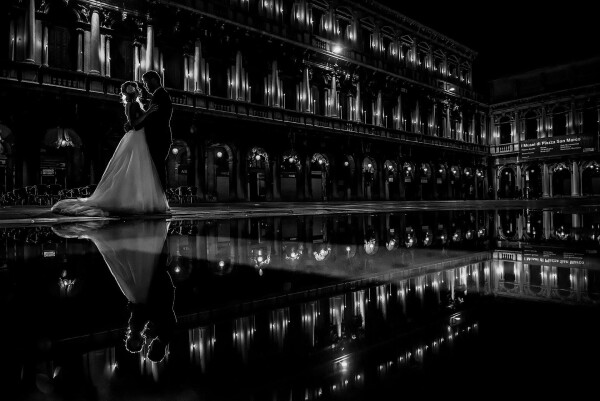 At the end of our story dating in Piazza San Marco he started the tide so we took the opportunity to make a reflection in the water.