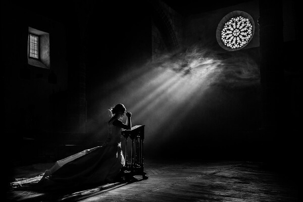 This photograph is taken at the Church of Candelario, Salamanca, Spain. A wonderful light coming through the rose window, the bride alone, kneeling in that light gave us a very special photograph. I have a special affection for this picture.