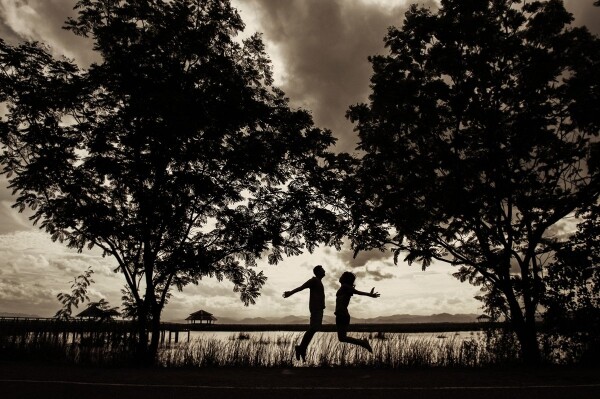 See the shape of a strip of grass and trees. It makes sense that if this is a silhouette. It is very beautiful. I asked the couple to jump. To create the image, it looks more attractive than ever.