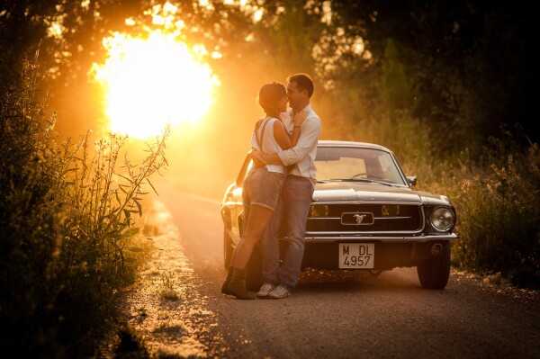 This photo was taken on a summer afternoon. The sun had little to hide. The location was previously to find a cinematic look. Before the final decision we were raising the dust of the road with a car skidding. The magnificent color of the sun and a wonderful couple did the rest.