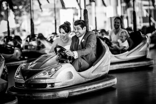 Teachers of children who travel with their parents through the country.<br />
That is what this wedding couple is.<br />
So how nice is it to do the shoot at the funfare!<br />
I just love it when people just do what they love the most for their shoot!<br />

