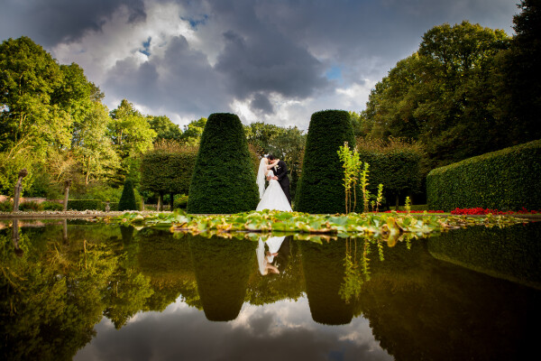 This photo was taken on the estate Waterland where the couple held their ceremony outside on the beautiful estate. After the ceremony we went out with the beautiful Ford Mustang to Beck Steijn and it made a wonderful report on the hedge and the ponds in the lovely evening sun