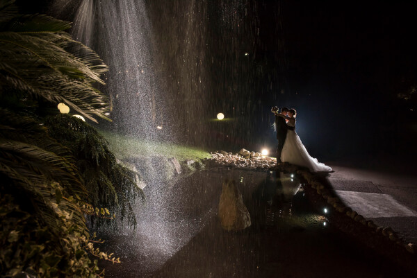 When I finished the  report of the wedding day I thought I was missing a photo, I decided to take advantage of the waterfall and that it was already dark to take this picture next to the small lake. Marçal and Lorena surprised us for the desire that they had to pose before the camera. The wedding day was celebrated in a restaurant of Barcelona, a cozy place wher we felt like in home. Sometimes when you take photos without having them in mind turn out one of the bests. <br />
Julian
