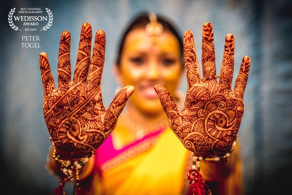 It is a common belief that the darker the color the mehndi leaves on the hands of the bride, the more she will be loved by her husband. This colorful moment was captured using a Canon full-frame during the Pithi ceremony of this multi-day Indian wedding. And we have to agree: Roshni and Vip are not only a stunning couple, their love for each other runs as deep as this gorgeous design showcased on the palms of Roshni’s beautiful hands.