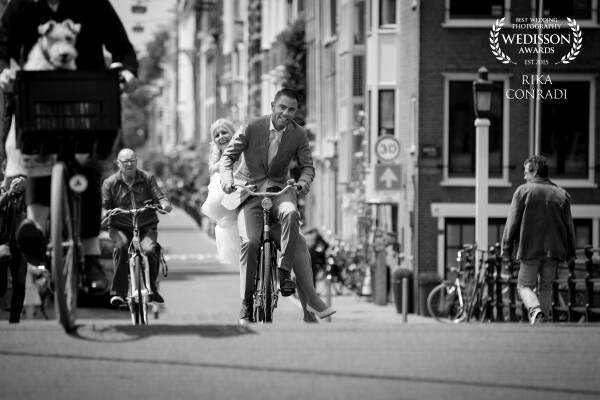 What do you do when you are getting married and Amsterdam is your city? Right! You arrange a bike and ride through the traffic on the Magere Brug in the centre of Amsterdam. We had so much fun! This picture had to be in black and white as far as I am concerned. Love the expression on their faces.