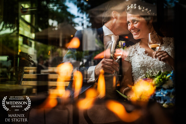 This awesome couple met at this bar, so we decided to do our photoshoot at this exact place. The reflection in the window, a glass of wine their hands and a fireplace right in front of them made for a really nice atmosphere :)