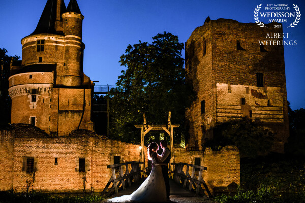 What a day! This loveley couple, Pepijn & Linda got married in a beautifull castle from the 13th century. This castle, called Castle Duurstede, is a perfect setting for an outdoor wedding and as you can imagine we enjoyed this day to the fullest :)<br />
Later that evening we used the light from the castle with our own flashes to create a nice backlight.<br />
<br />
Pepijn & Linda, thanks for this great day full of fun and love!