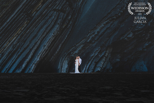 Zumaia (Basc Country), in a location where one of the famous scenes of Game of Thrones was filmed. Laura & Willy are fans of this saga and wanted to travel to star in the most unforgettable post-wedding in the middle of a magical place that reveals the force of nature in each bias of the rocks.