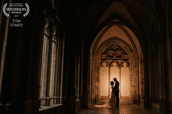 I had been looking forward to this wedding because I always wanted to go to this special location. In the heart of the Netherlands: Pandhof. Everything on this location breaths fairytale, made me think of Lord of the Rings. The light is so soft and warm, very romantic. I enjoyed this shoot very much. I love to come back! 