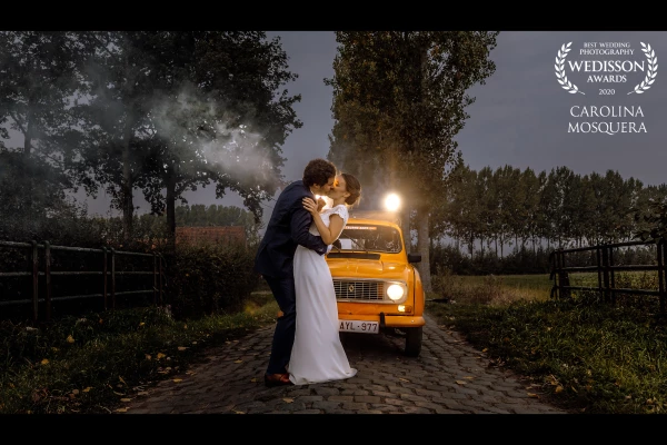 Aurélie & Oliver wanted something special for their wedding day! At the end of the night, we found a beautiful spot, we used the wedding car as background and we made some art.