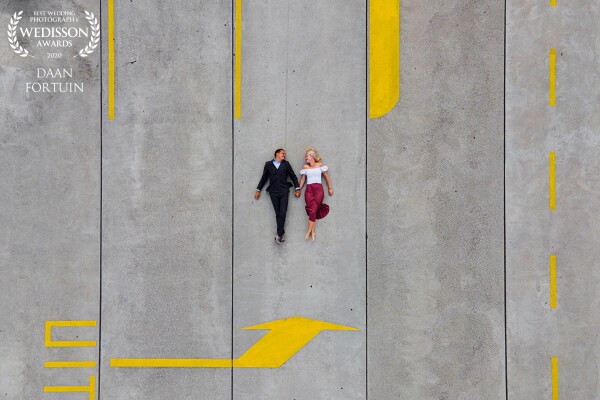 During this love shoot, we parked on this empty parking deck, where the idea came up for this picture...love the yellow lines and the arrow with the words exit (written in dutch) below this fantastic couple! 