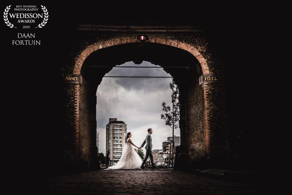 This bridal couple wanted to start there photoshoot at the monumental city gate from 1652 in Dordrecht. So we did ;) this is the result.