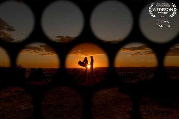 Finding corners with a beautiful sunset is our job, this couple gives us the opportunity to declare their love in images, sure of the connection that there is and always willing to declare that for them being together is the best thing that has happened to them in the lifetime. A nice image for the best memory.