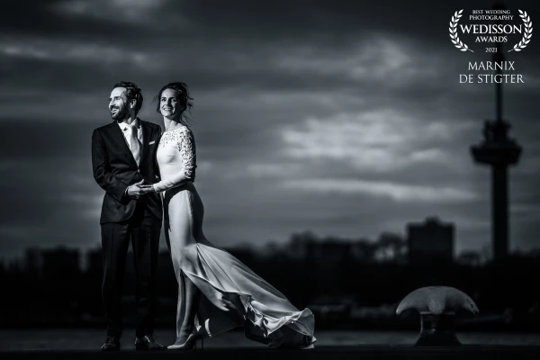 At the end of the wedding day when the sky turned dark and cloudy we used the nice backdrop with the iconic landmark, the Euromast, of the city of Rotterdam for this shoot.