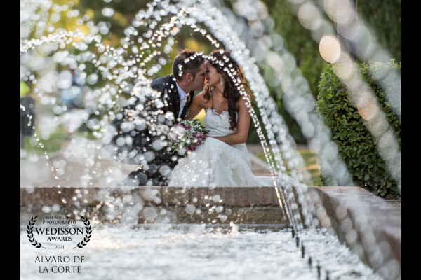 Nos encanta el agua para las fotos y esta fuente nos ayudo a conseguir una foto diferente con los novios en el día de su boda. <br />
Fotos para el recuerdo.