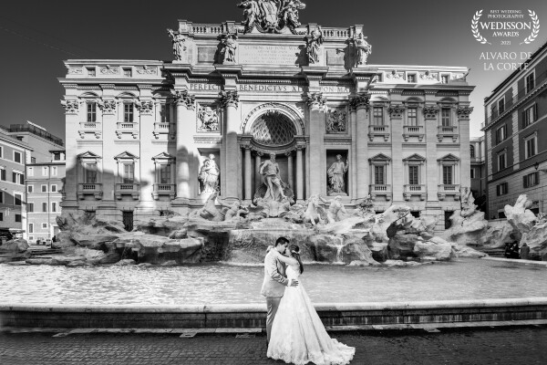 La Fontana de Trevi y las calles de Roma son un lugar diferente para realizar una pre-boda o post-boda que recordaréis para toda la vida.