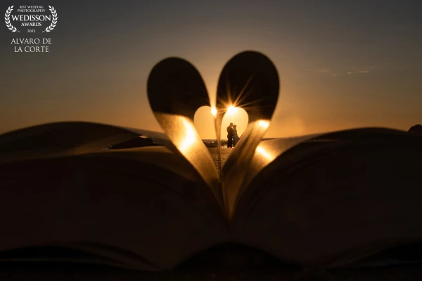 Post-boda realizado en Cantabria (España). Foto realizada con la ayuda de un libro y sus hojas abiertas con forma de corazón.<br />
La puesta de sol ayuda a tener una foto mágica.