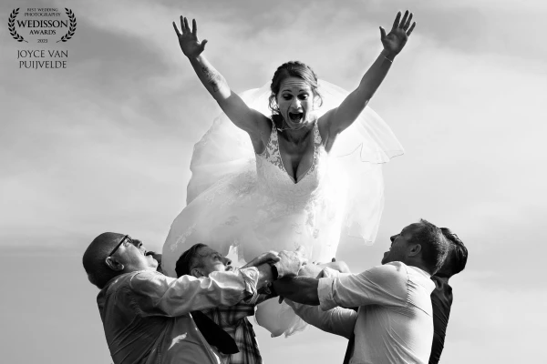 Flying newlyweds, we see them more often, but this remains too fun! It adds an extra enjoyable exper...