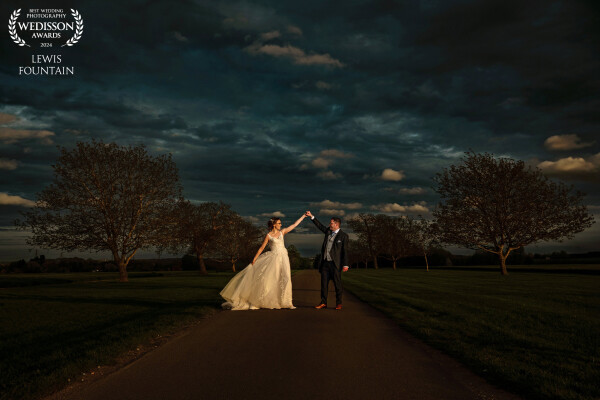 We had an amazing golden hour at Bassmead Manor Barns, and who are we to stop the happy couple from practicing their first dance in the beautiful sunlight 🌞