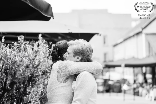 The love between sisters on a wedding day  is a special kind of love 🤍