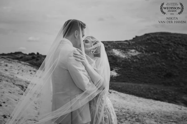 J & B got married on a lovely day in August. We shot their weddingphotos in the dunes and had some f...