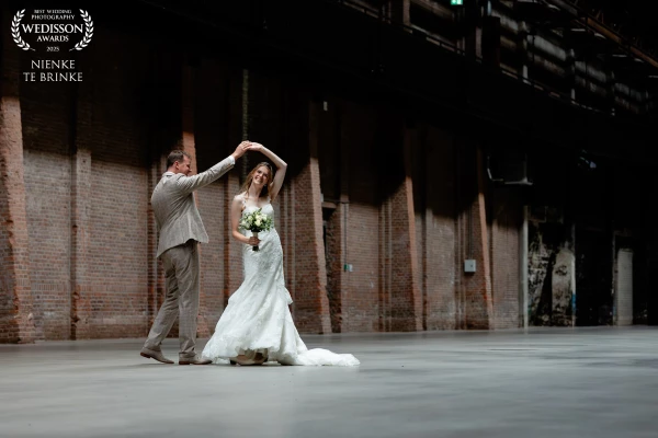 This beautiful bridal couple started dancing, they are so happy! I love this...