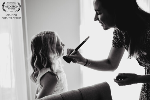 Bruidsmeisje in de make-up voor  de grote dag van papa en mama