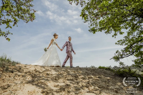 Hand in hand lopen ze samen door het zand. Samen op weg naar nieuwe liefdes- avonturen