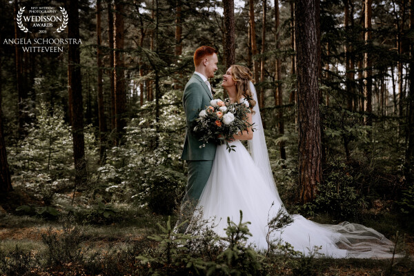 A beautiful moment of J and S in the forest. Both already a little nervous for the ceremony.