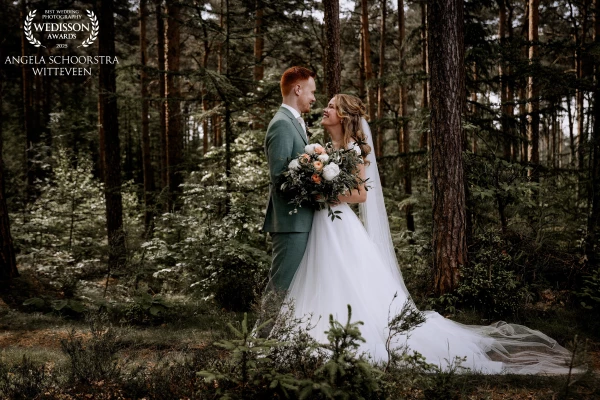 A beautiful moment of J and S in the forest. Both already a little nervous for the ceremony.