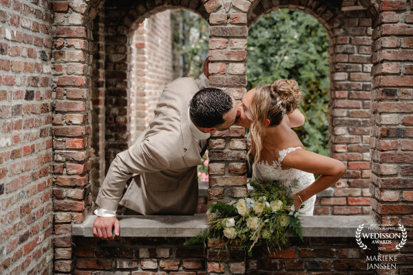 Deze foto maakte ik op een waanzinnige locatie in Hoek van Holland, waar het bruidspaar even samen o...