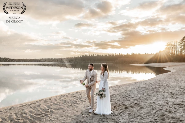 28.2.2025 Loveshoot tijdens zonsondergang op het Nije Hemelrieke, Drenthe.  

28.2.2025 Loveshoot du...