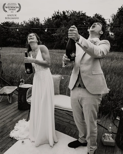 De allergrootste rede om champagne te poppen: als je getrouwd bent! And so they did. 

The best reas...