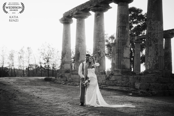 È un istante sospeso, dove la fragilità di un gesto d’amore incontra la forza indistruttibile della...