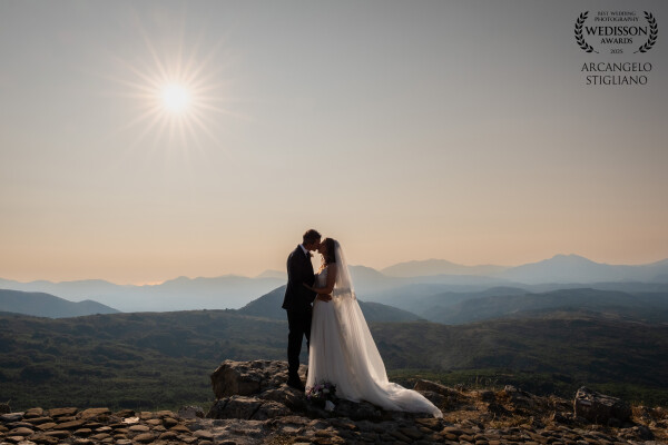 ...una coppia di sposi che, dopo il loro Sì nella chiesa del Santuario della Madonna del Pollino (1....