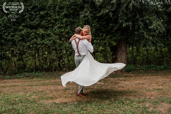 Liefde in volle beweging ! Een spontaan moment van echte verbinding op een drukke huwelijksdag
