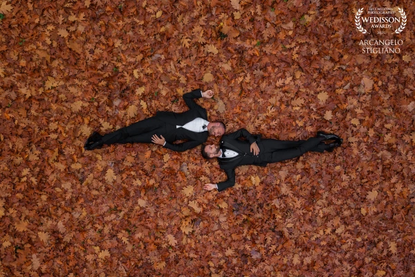 ... l'Amore visto dll'alto ... ogni foglia colorata è un piccolo tassello di un puzzle in una bellis...