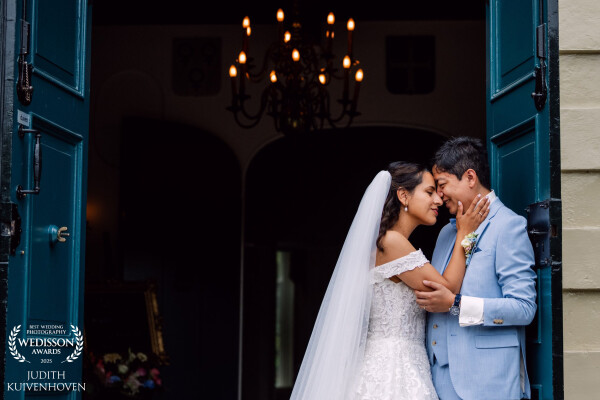 This beautiful couple tied the knot at 'het Kasteel van Rhoon', and this moment at the castle entran...